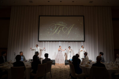 圧巻の歌声を披露するTiA様